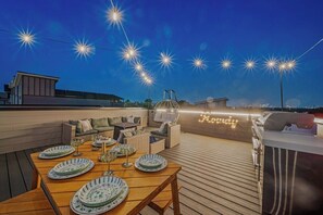 Outdoor dining - Rhine Stone Hideaway/9 Beds/2 Rooftop Decks (Nashville)