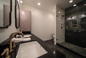 Shower - Rhine Stone Hideaway/9 Beds/2 Rooftop Decks (Nashville)