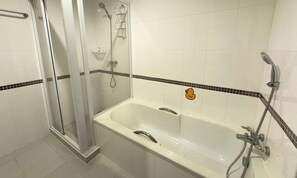 Shower, towels - Large Pool-View Studio with Balcony - TW Platinum Suites, Jomtien (Muang Pattaya)