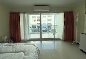 Bed sheets - Large Pool-View Studio with Balcony - TW Platinum Suites, Jomtien (Muang Pattaya)