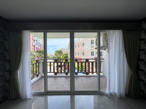Interior - Spacious 2BR Condo - 3 Balconies & Green Views (Muang Pattaya)