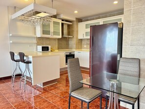 Jääkaappi, mikroaaltouuni, uuni, liesi