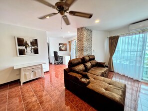 TV - Stylish 1BR Sea-View Condo - 2 Balconies - View Talay 1 Jomtien (Muang Pattaya)