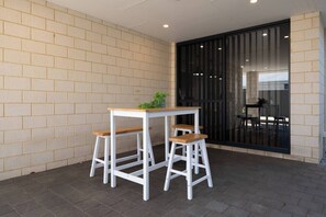 Outdoor dining - Serene Escape – Near The Vines & Swan Valley (Aveley)