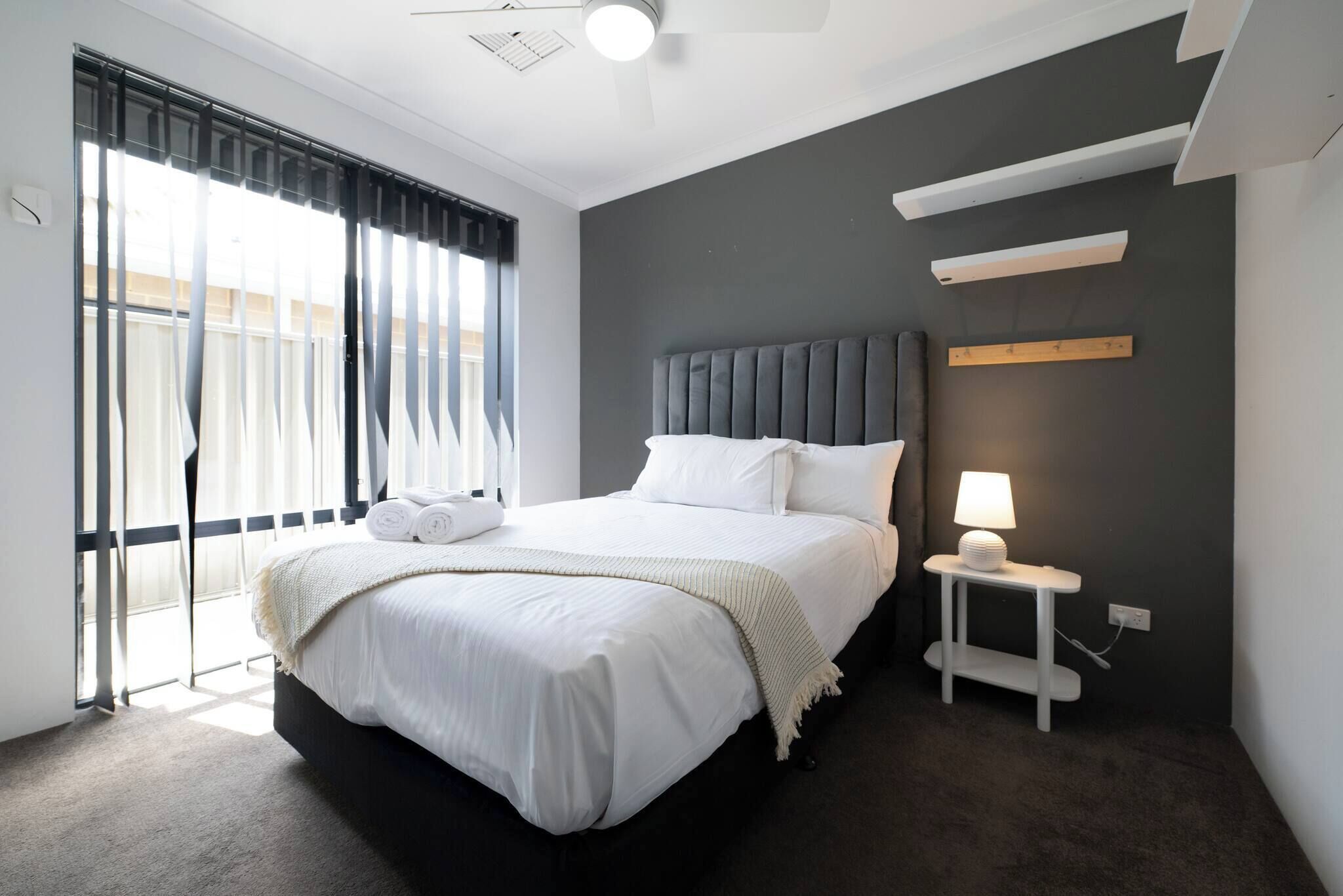 Fer et planche à repasser, accès Internet, draps fournis