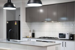 Réfrigérateur, micro-ondes, four, plaque de cuisson