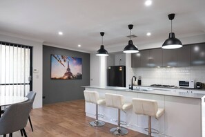 Fridge, microwave, oven, stovetop - Serene Escape – Near The Vines & Swan Valley (Aveley)