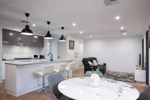 Serene Escape – Near The Vines & Swan Valley