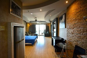Bed sheets - Sea-View Studio with Large Balcony - View Talay 5D (Muang Pattaya)