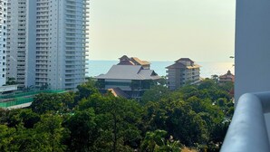 Ein Hochhaus mit Blick auf das Meer und andere Gebäude.