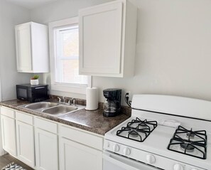 Frigorifero, microonde, forno, piano cottura