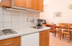 Fridge, stovetop, coffee/tea maker, cookware/dishes/utensils - Beautiful apartment in Umag (Umag)