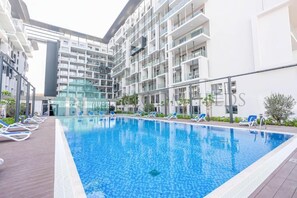 Outdoor pool - Bloomfields Magnificent STU in Oasis (Abu Dhabi)
