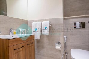 อพาร์ทเมนท์, ระเบียง | ห้องน้ำ