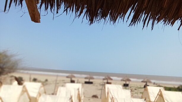A beach with tents and umbrellas. - Babalao Beach Resort  Backpackers & Tent (Malindi)