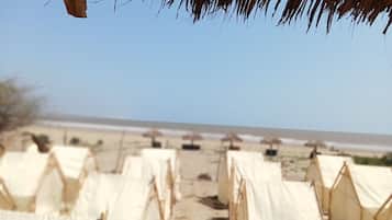 En la playa, arena blanca