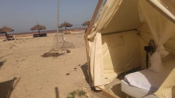 Comfort tent, uitzicht op het strand | Strand | Accommodatie ligt op het strand, wit zand