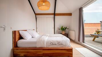 Tabla de planchar con plancha, wifi y ropa de cama