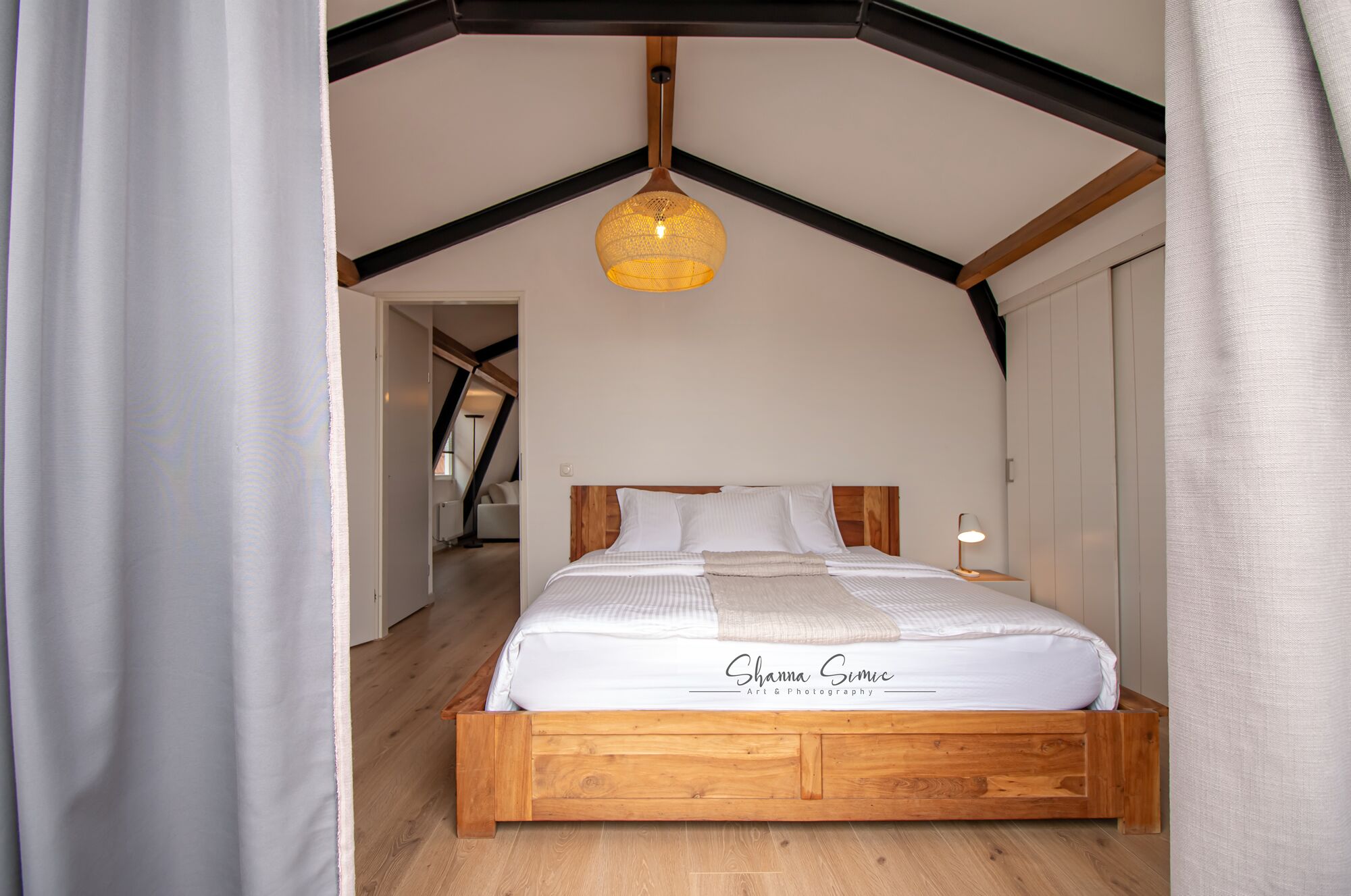 Tabla de planchar con plancha, wifi y ropa de cama 