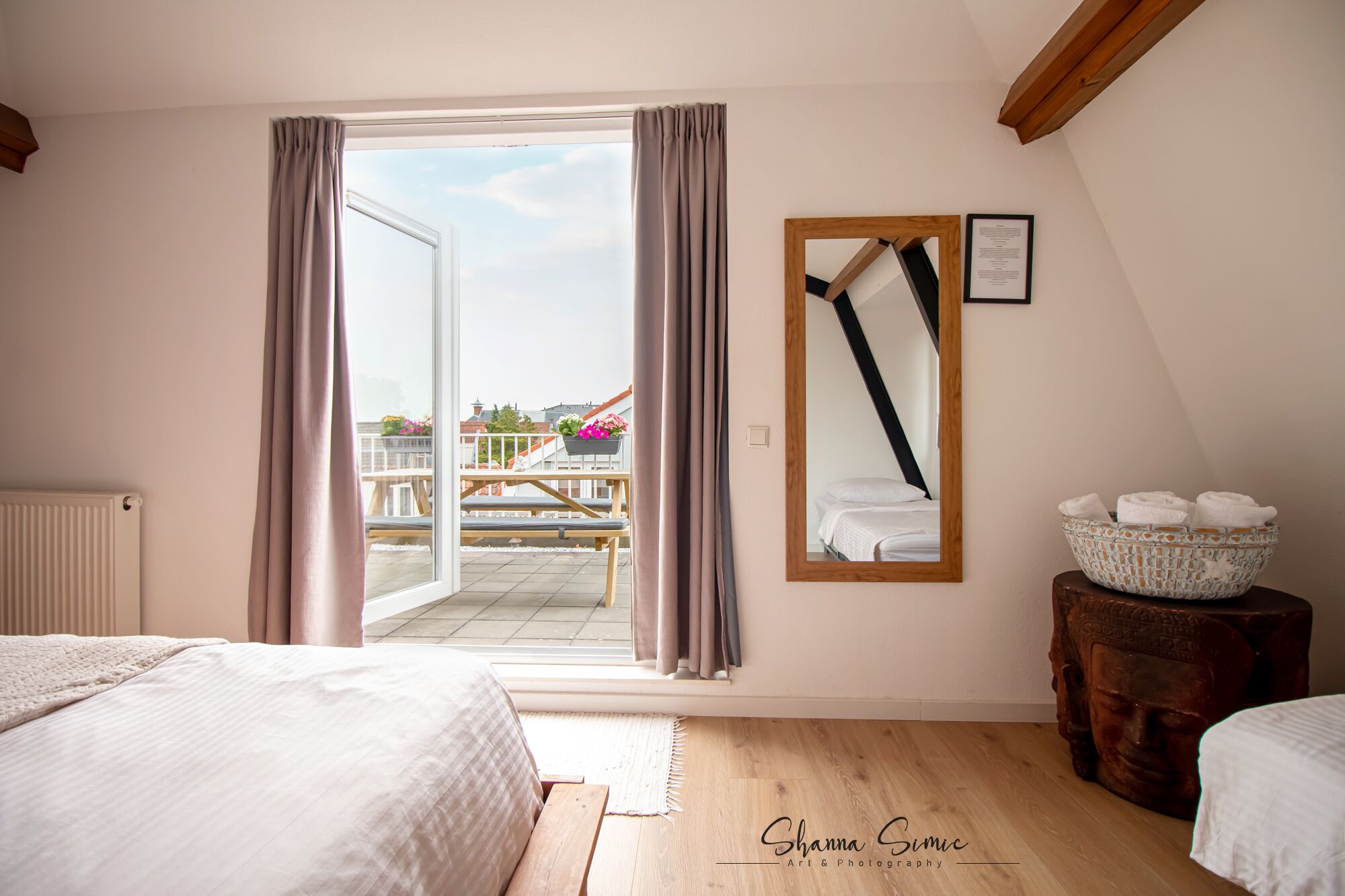 Een strijkplank/strijkijzer, wifi, beddengoed