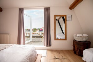 Tabla de planchar con plancha, wifi, ropa de cama