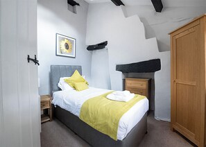 4 bedrooms - Cottage with three doubles, two with en suite shower and one single. (Bowness-on-Windermere)