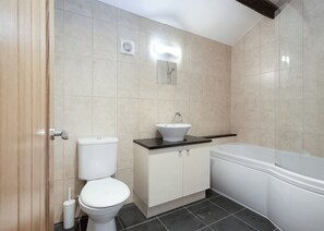 Bathroom - Luxury cottage with two doubles, both with en suite shower and one twin. (Bowness-on-Windermere)