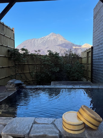 Hot springs. Yufuin Ryokan Yamanami