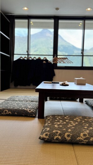 本館 禁煙 - 広めの和室ファミリールーム / 共用トイレ / 共用バスルーム | WiFi (無料)