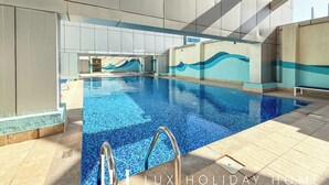 Ein Hallenbad mit klarem, blauem Wasser, gefliesten Wänden und modernem Design.