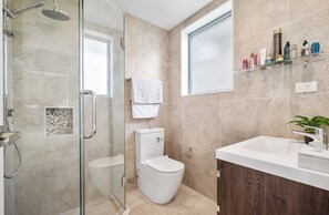 Shower, hair dryer, towels, soap - Blue Horizon (Auckland)