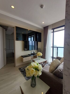 Huone, 2 makuuhuonetta, esteetön, tupakointi sallittu | Olohuone