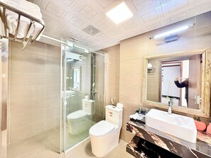 Phòng đôi Deluxe, ban công, quang cảnh thành phố | Phòng tắm | Buồng tắm vòi sen, đồ dùng nhà tắm miễn phí, máy sấy tóc 