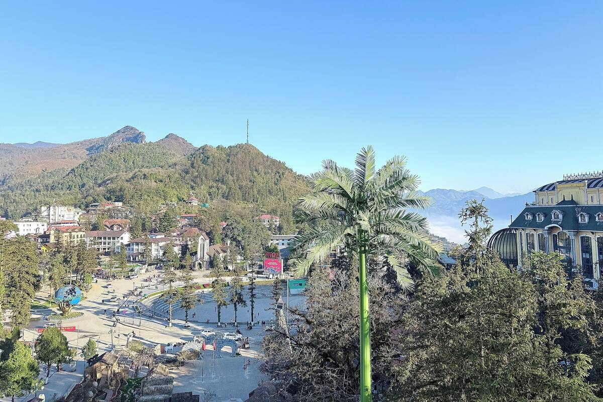 Phòng đôi, ban công, quang cảnh núi | Bàn, màn/rèm cản sáng, phòng cách âm 