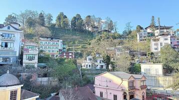 Deluxe tweepersoonskamer, balkon, uitzicht op stad | Terras
