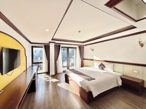 Desk, blackout drapes, soundproofing - Le Chapa Hotel & Spa (Sa Pa)