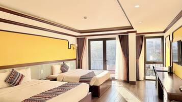 Familiekamer, balkon, uitzicht op stad | Een bureau, verduisterende gordijnen, geluiddichte muren