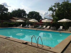 Seasonal outdoor pool, pool umbrellas, pool loungers - Agriturismo Collelignani (Eggi)