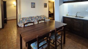 Familie appartement, uitzicht op bergen | Dineren