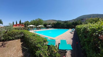 Piscina stagionale all'aperto, ombrelloni da piscina, lettini