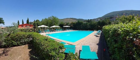 Außenpool (je nach Saison geöffnet), Sonnenschirme, Liegestühle