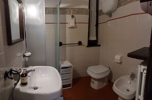 Apartamento, vistas a la montaña | Baño | Ducha, toallas, jabón y papel higiénico