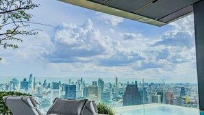 A rooftop infinity pool with lounge chairs and a city skyline view. - Luxury APT Central Bangkok Siam Paragon · Central World (Bangkok)
