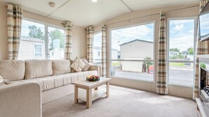 TV - Gold Caravan with parking 6* (Skegness)