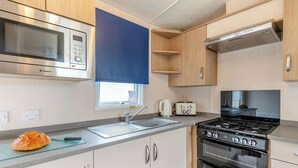 Fridge, oven, stovetop, toaster - Gold Caravan with parking 6* (Skegness)