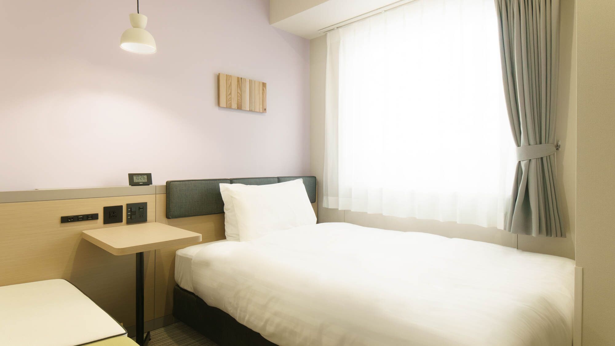 Ropa de cama de alta calidad y caja de seguridad en la habitación 