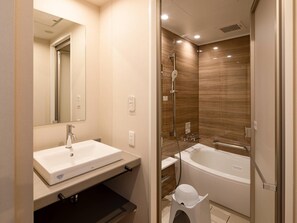 Standard Room, 2 Double Beds, Non Smoking | Bathroom | Combined shower/tub, free toiletries, hair dryer, slippers - Comfort Hotel Chitose (Chitose)