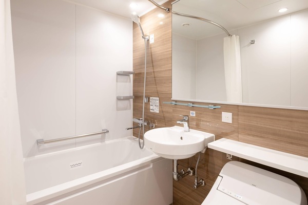 Combined shower/tub, free toiletries, hair dryer, slippers