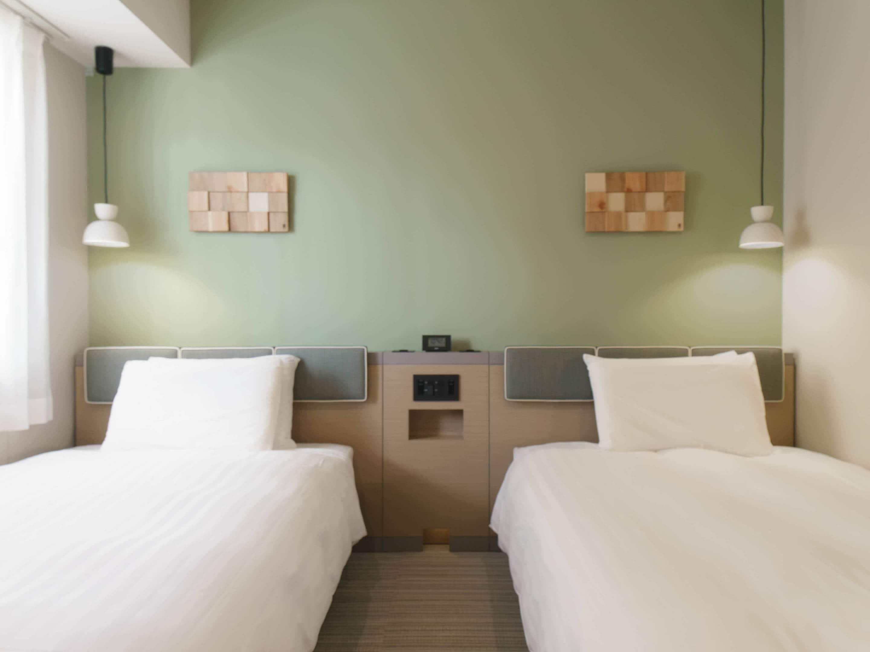 Luxe beddengoed, een kluis op de kamer, een laptopwerkplek