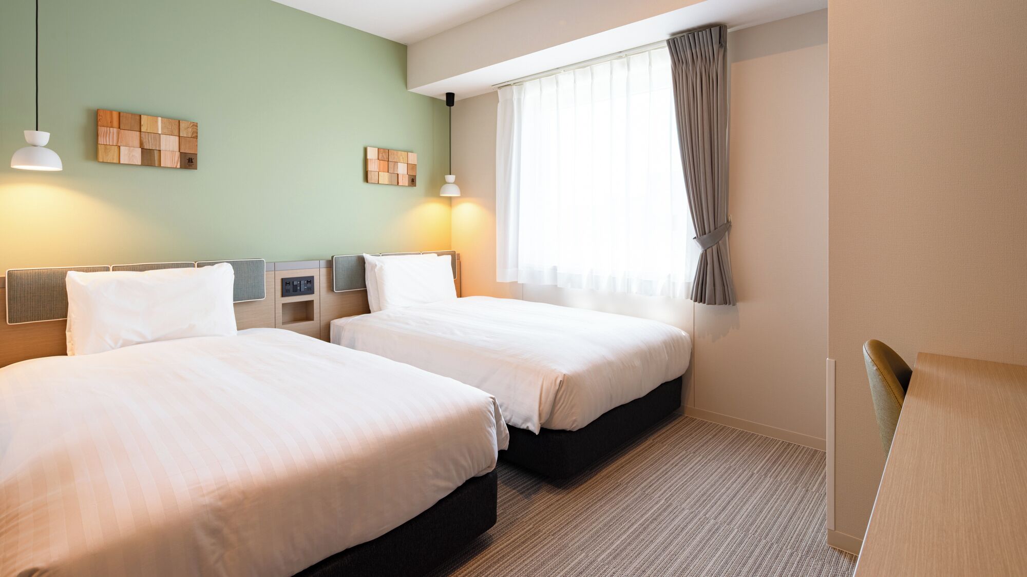 Premium bedding, in-room safe, laptop workspace, blackout drapes